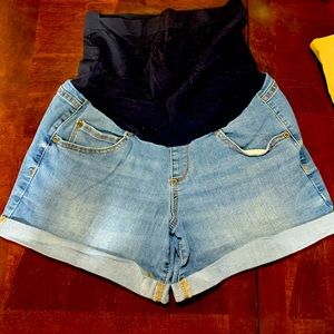 A glow maternity shorts, size 8